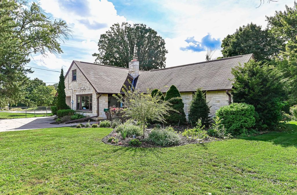 N90w16555 Roosevelt Dr, Menomonee Falls