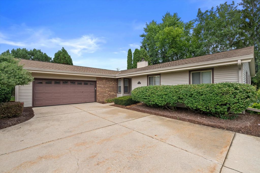 W156n10640 Cobbler Ln, Germantown