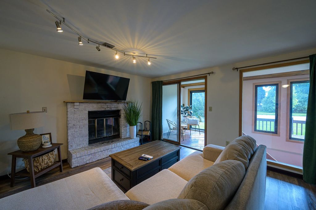 230 E Drexel Ave, Oak Creek