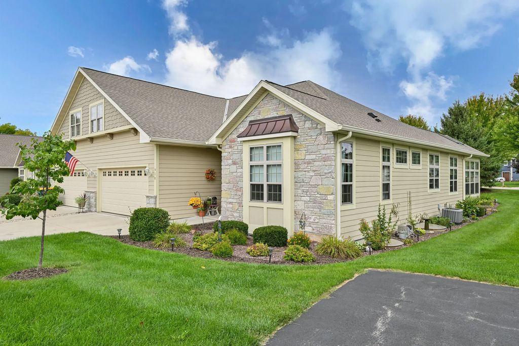 918 Foxland Pl 30, West Bend