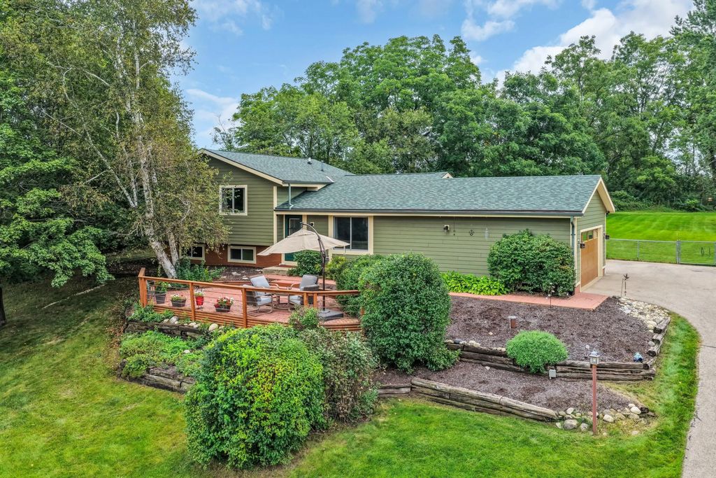 W242s7070 Cameron Dr, Vernon