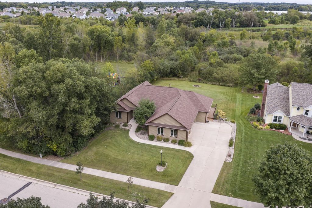 1326 Two Rivers Ct, Mukwonago