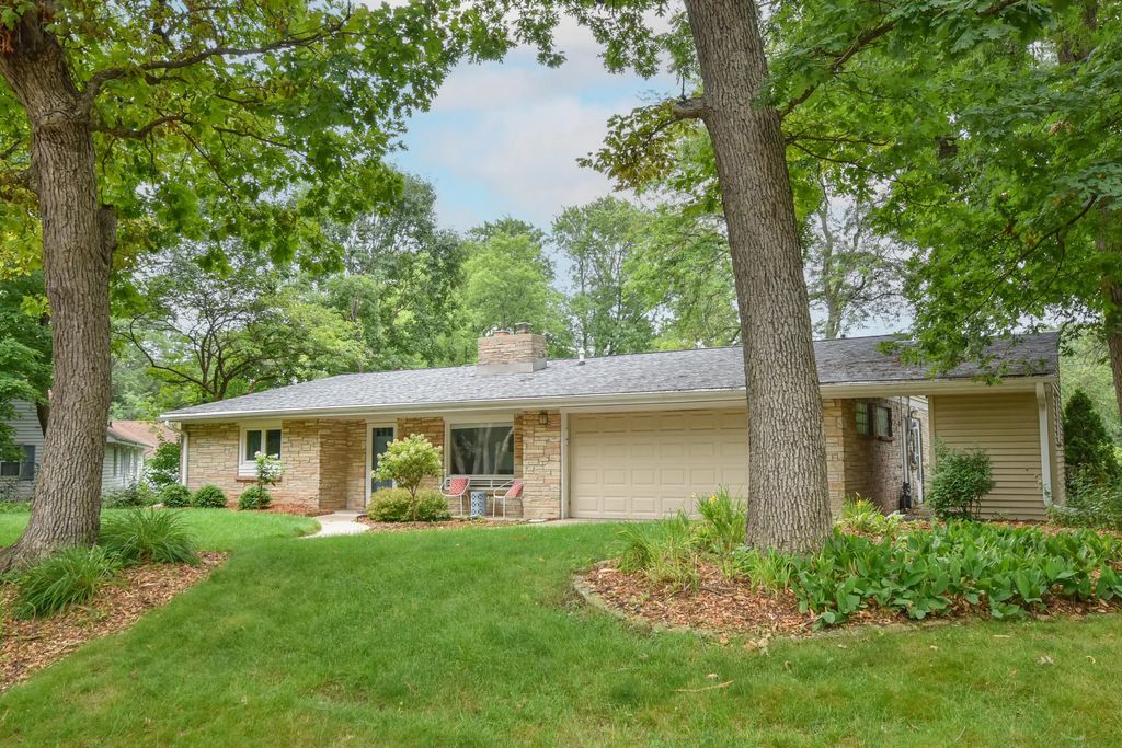 2417 N 117th St, Wauwatosa