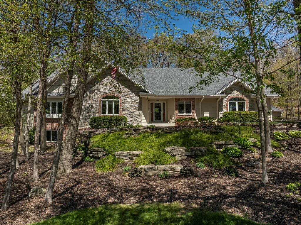 260 Glacial Dr, Slinger