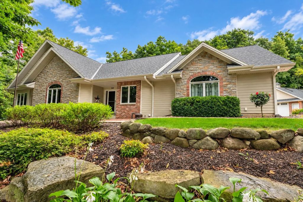 260 Glacial Dr, Slinger