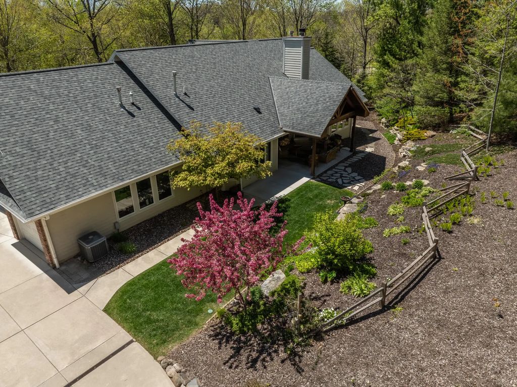 260 Glacial Dr, Slinger