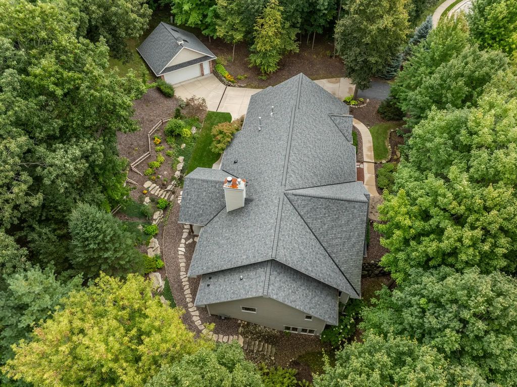 260 Glacial Dr, Slinger