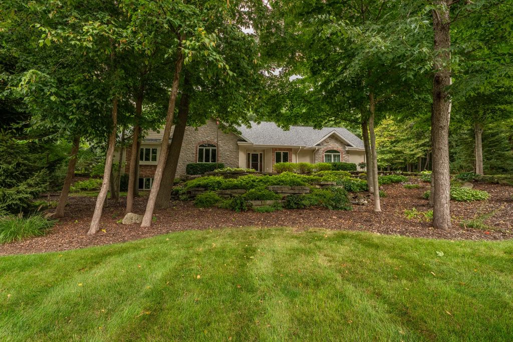 260 Glacial Dr, Slinger
