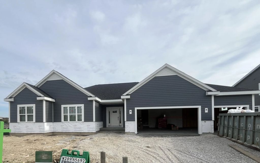 W209n5692 Turnberry Ln, Menomonee Falls