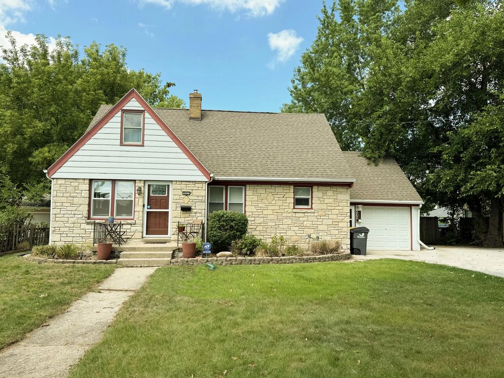 602 E College Ave, Waukesha