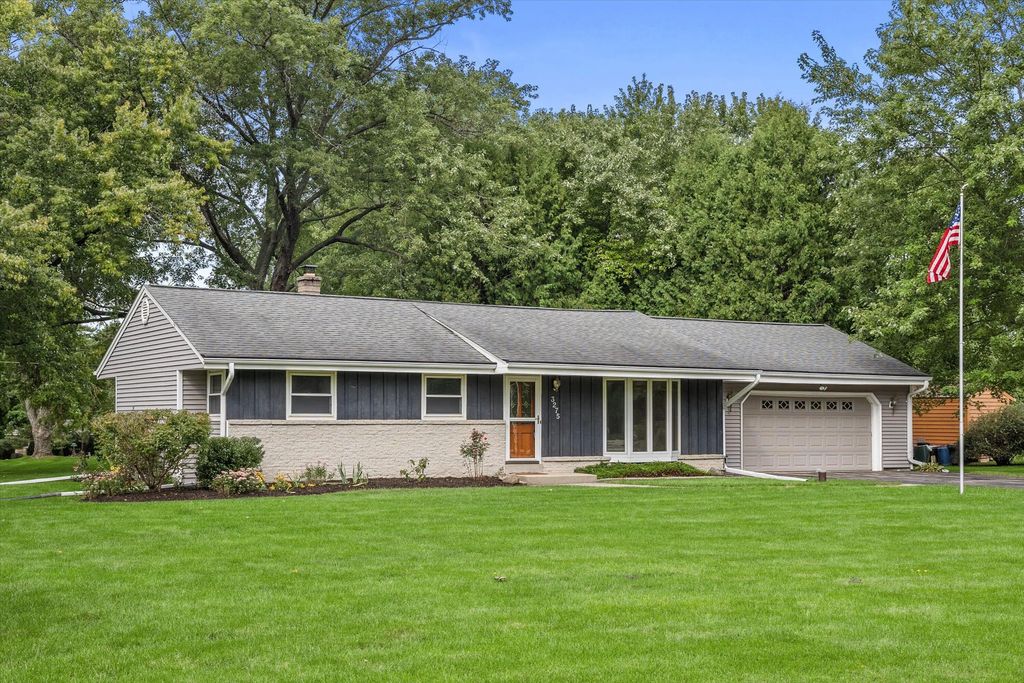 3275 S Thornapple Ln, New Berlin
