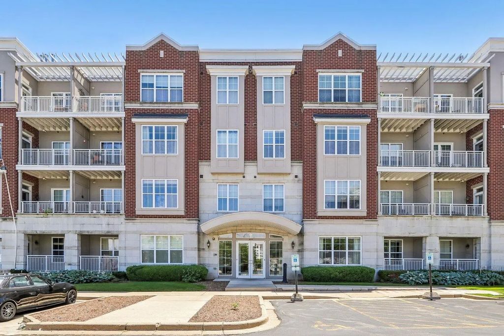 3872 S Lake Dr 402, Saint Francis