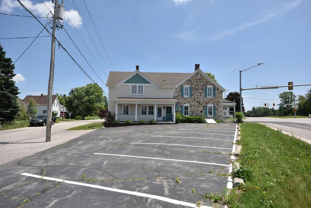 2088 Washington Ave 2090, Cedarburg