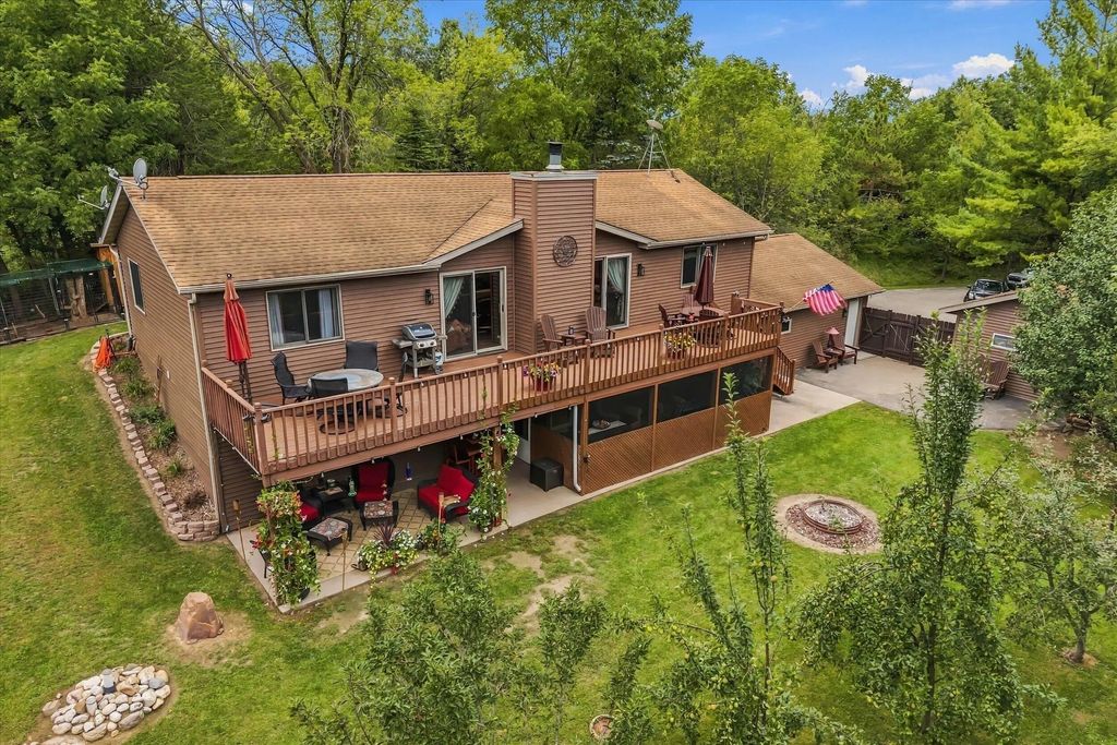 N3049 B & B Ct, Osceola