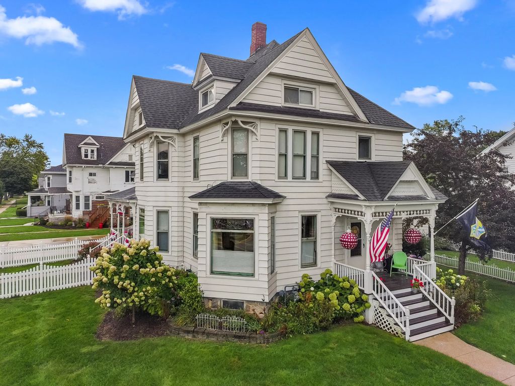 102 E Court St, Elkhorn