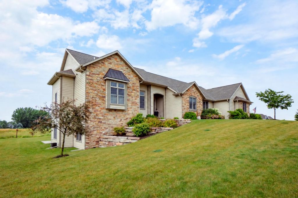 4268 S Woodcrest Ridge Dr, West Bend