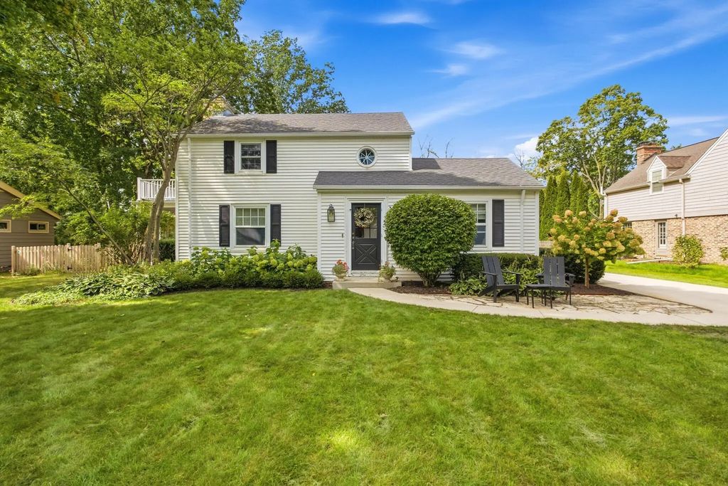 7431 N Boyd Way, Fox Point