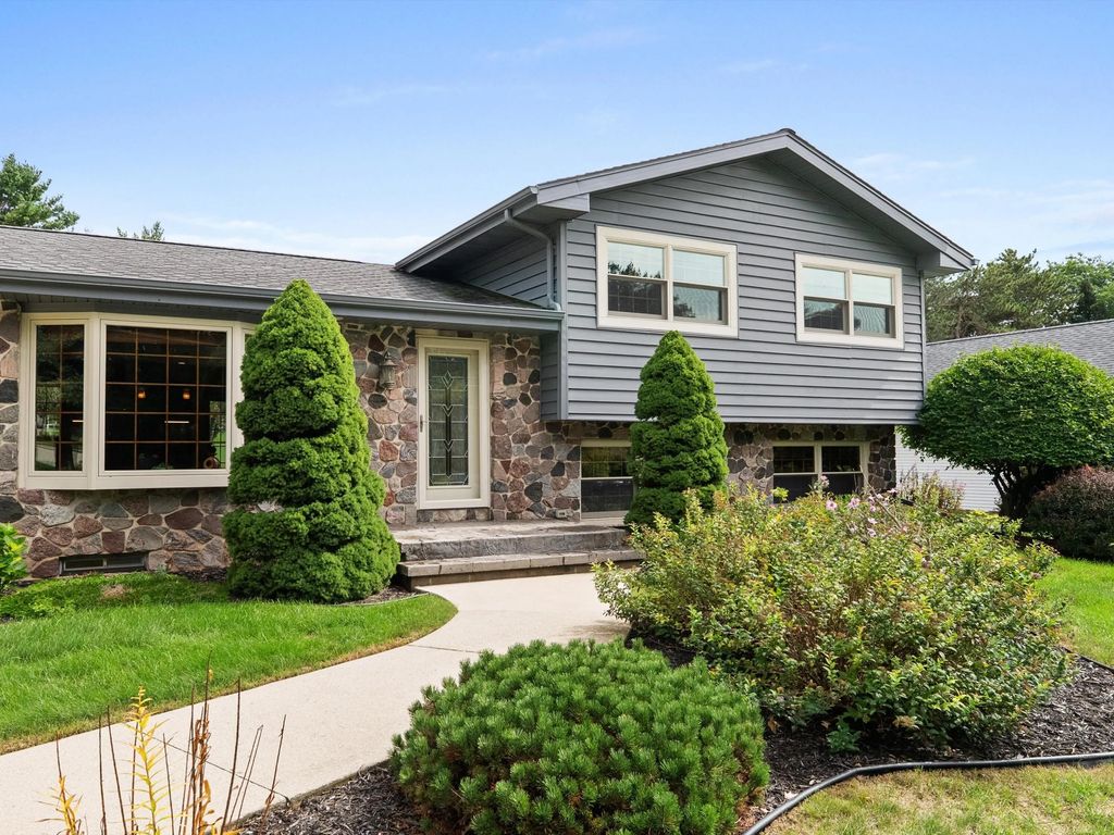 5048 River Heights Dr, Manitowoc
