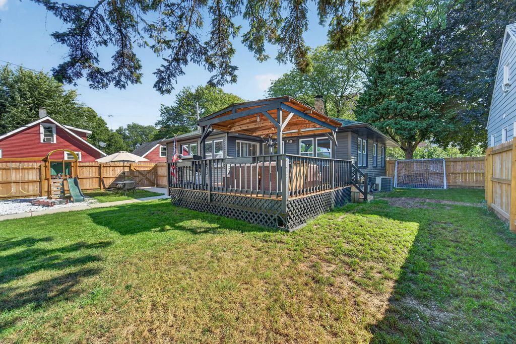 3049 S 31st St, Milwaukee