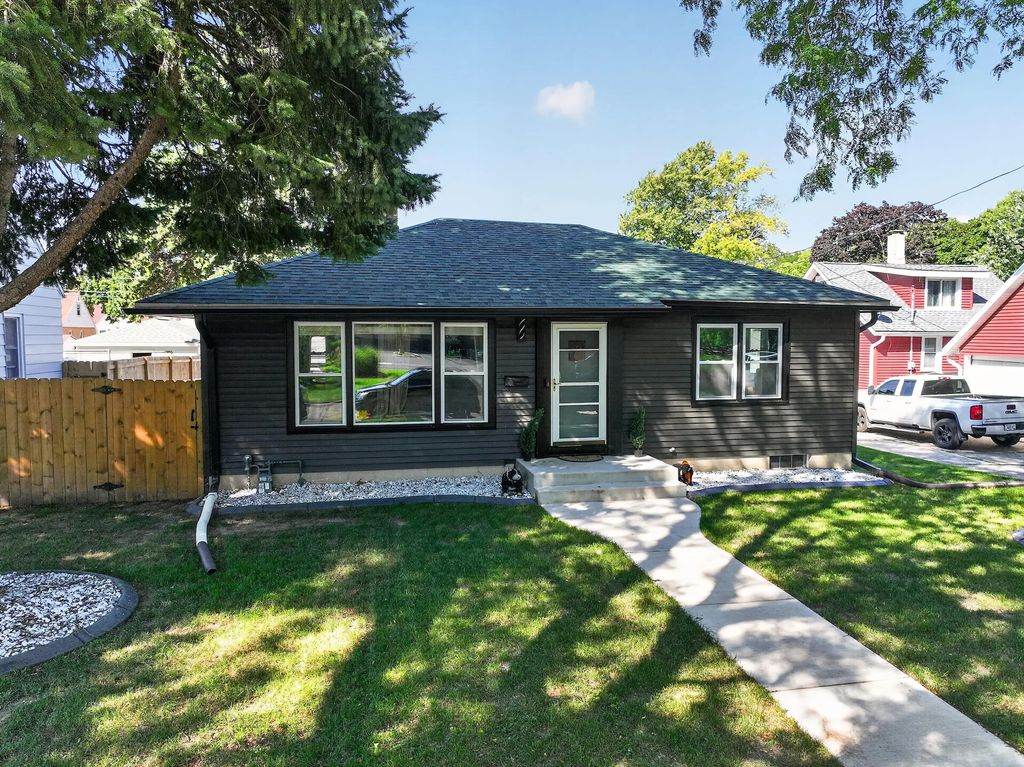 3049 S 31st St, Milwaukee
