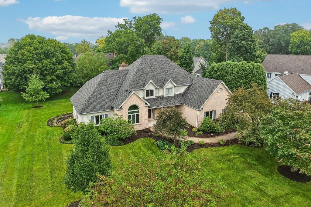 3590 Nassau Dr, Brookfield