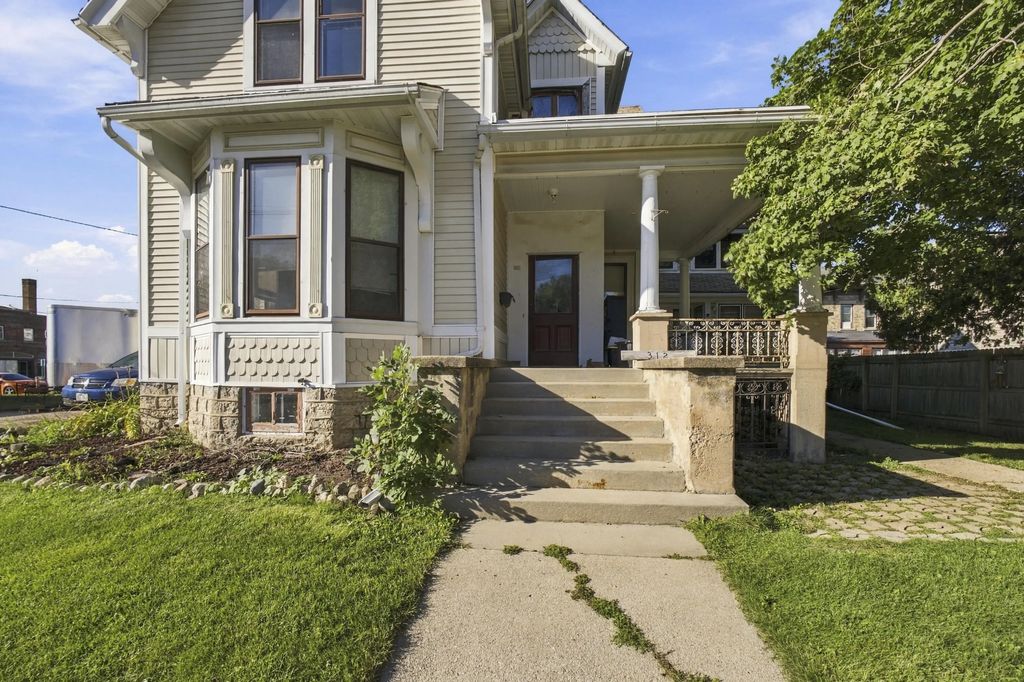 312 E Jefferson St, Waupun