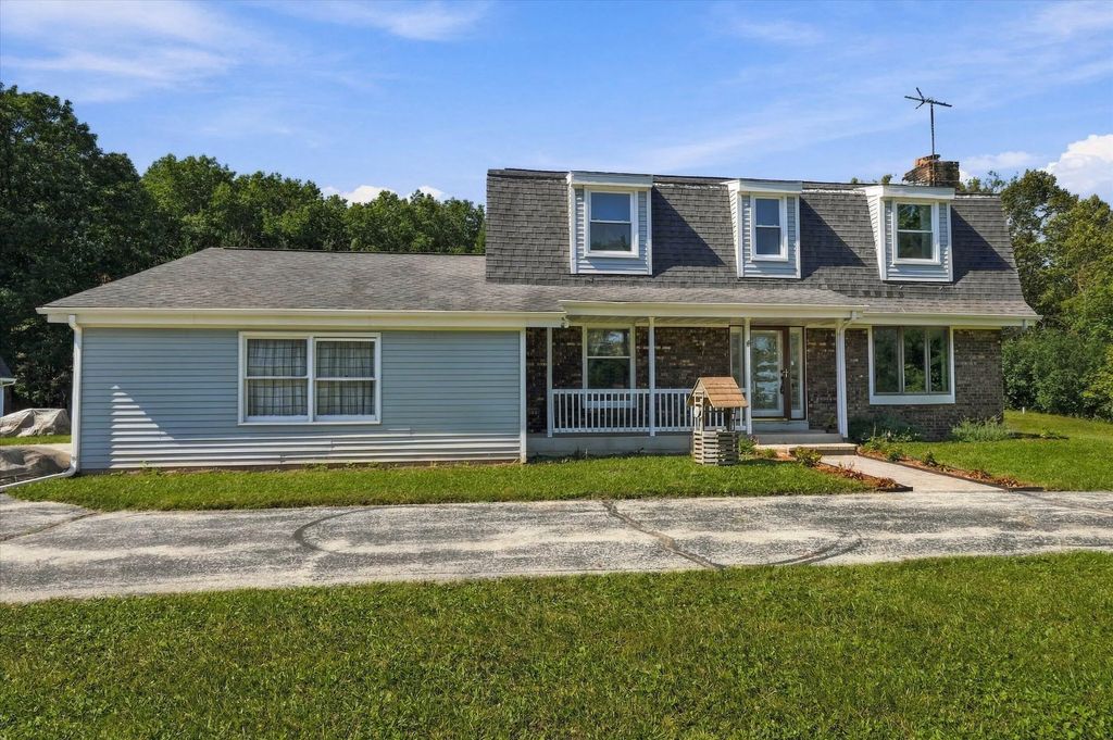 1582 Edgewater Ct, Grafton