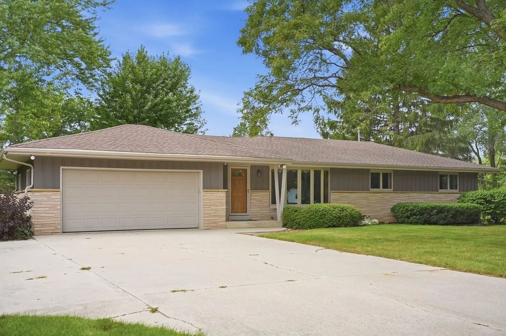 181 Highview Dr, Cedarburg