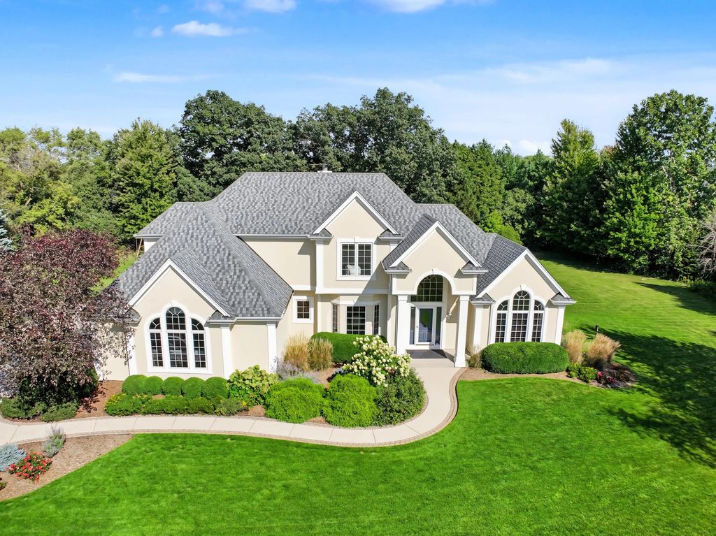 261 Steeple Pointe Cir, Delafield