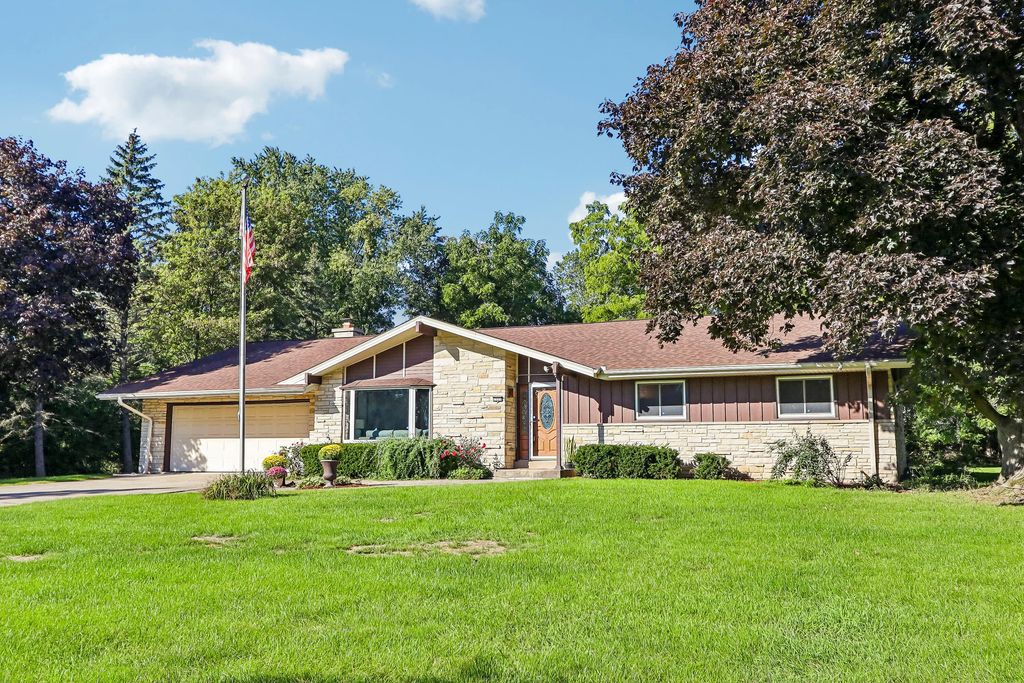 1555 Valley Ridge Dr, Brookfield