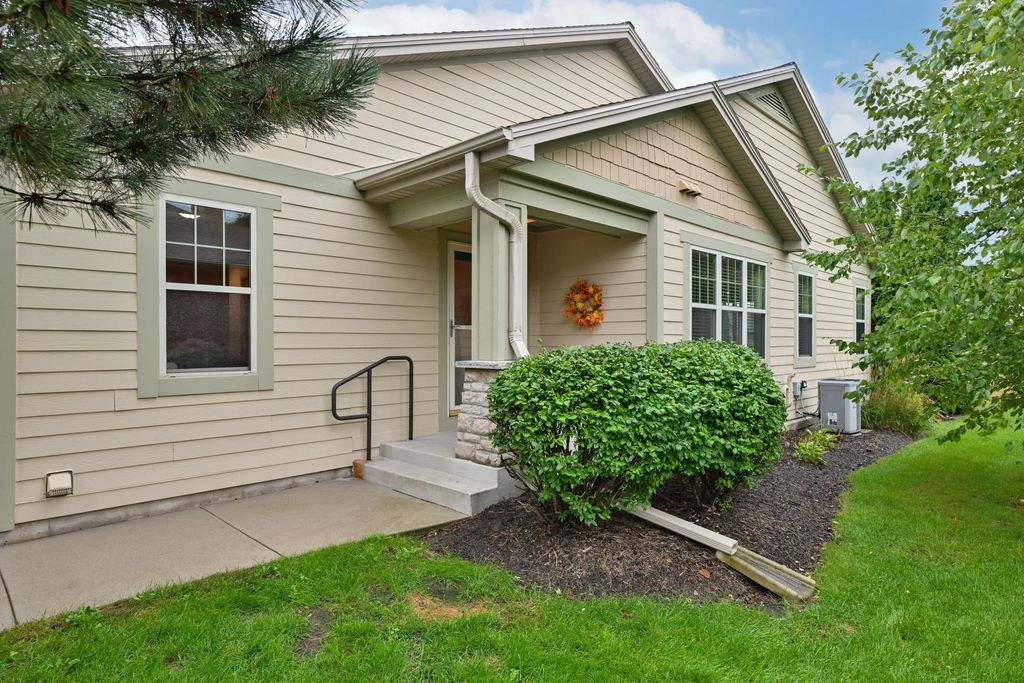 S70w15265 Honeysuckle Cir, Muskego