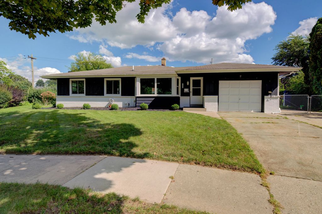 1429 Empire Ct, Waukesha