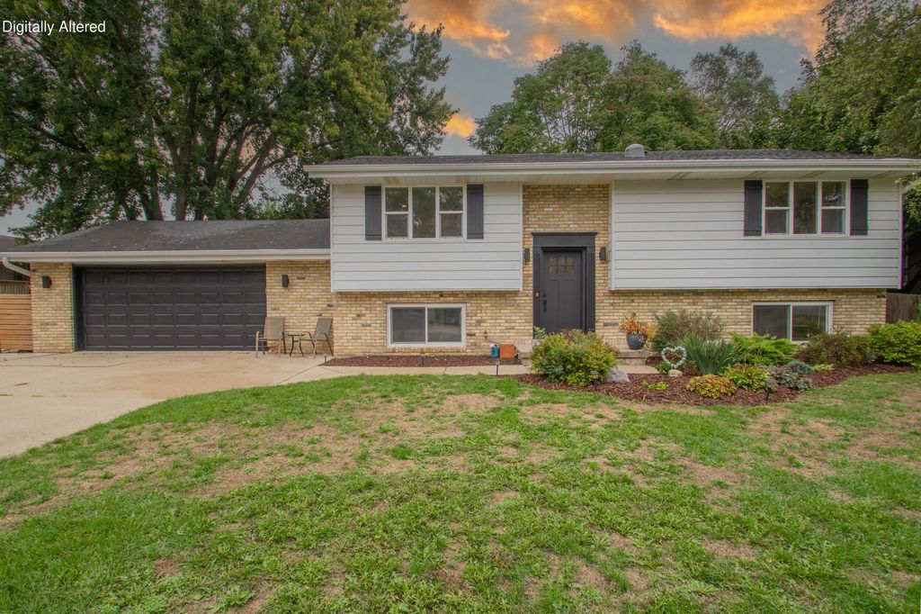 513 Mary Knoll Ln, Watertown