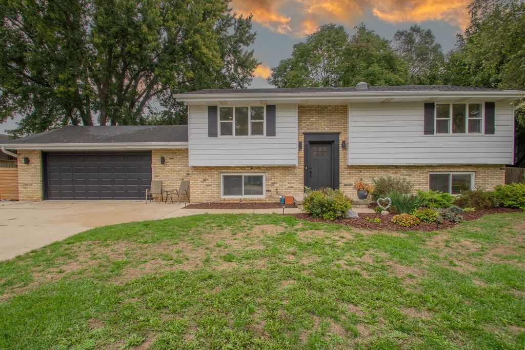 513 Mary Knoll Ln, Watertown