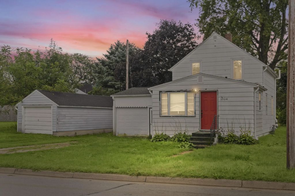 1004 E Main St, Caledonia