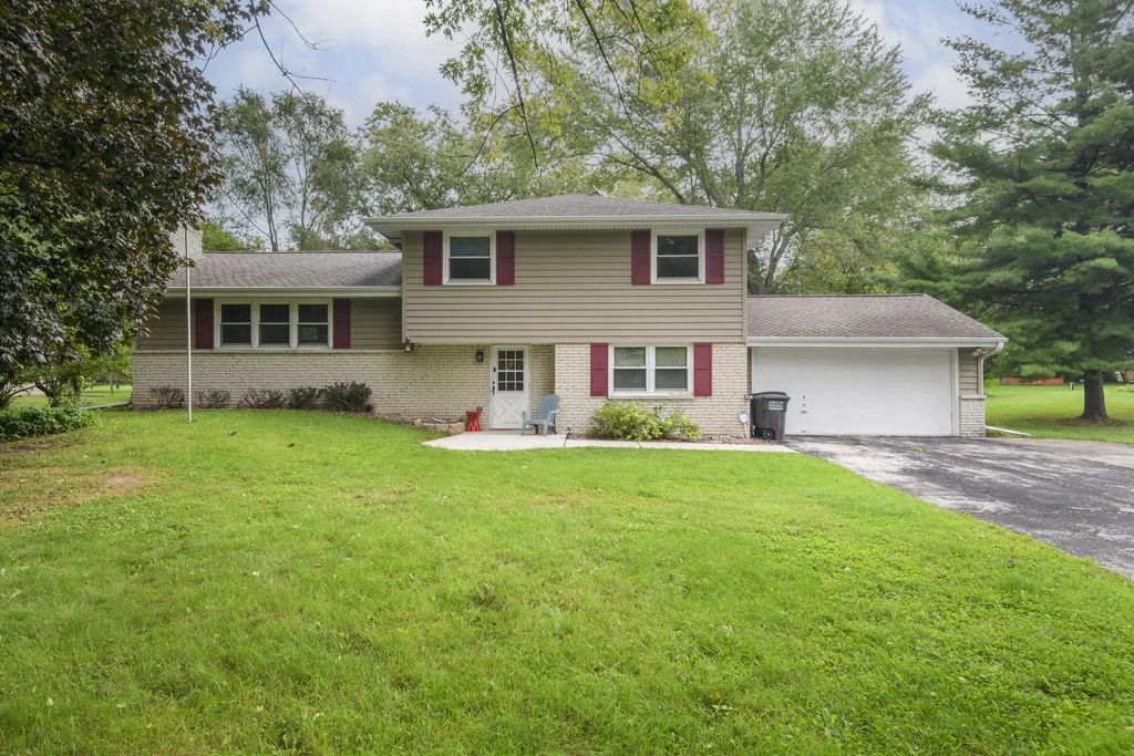 W276n1606 Spring Creek Dr, Pewaukee