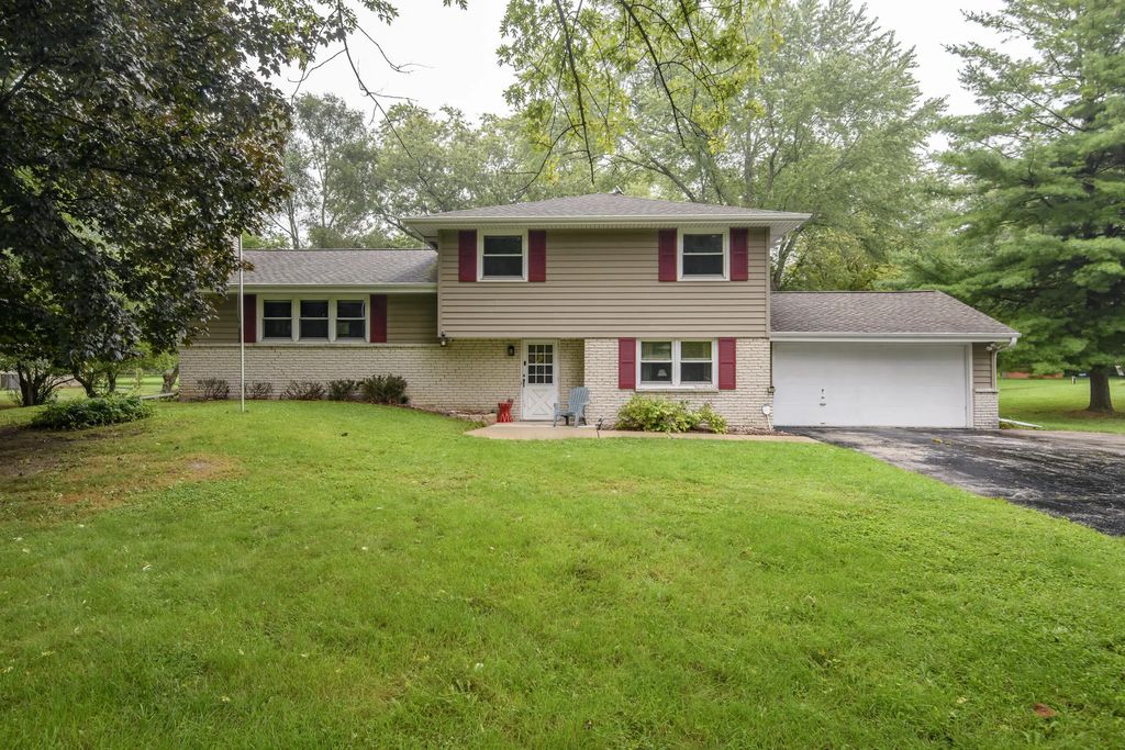 W276n1606 Spring Creek Dr, Pewaukee