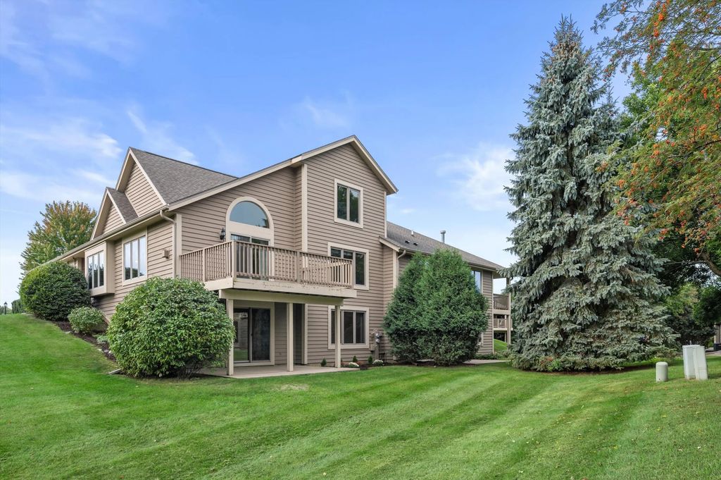 W240n2377 Range Line Ct B, Pewaukee