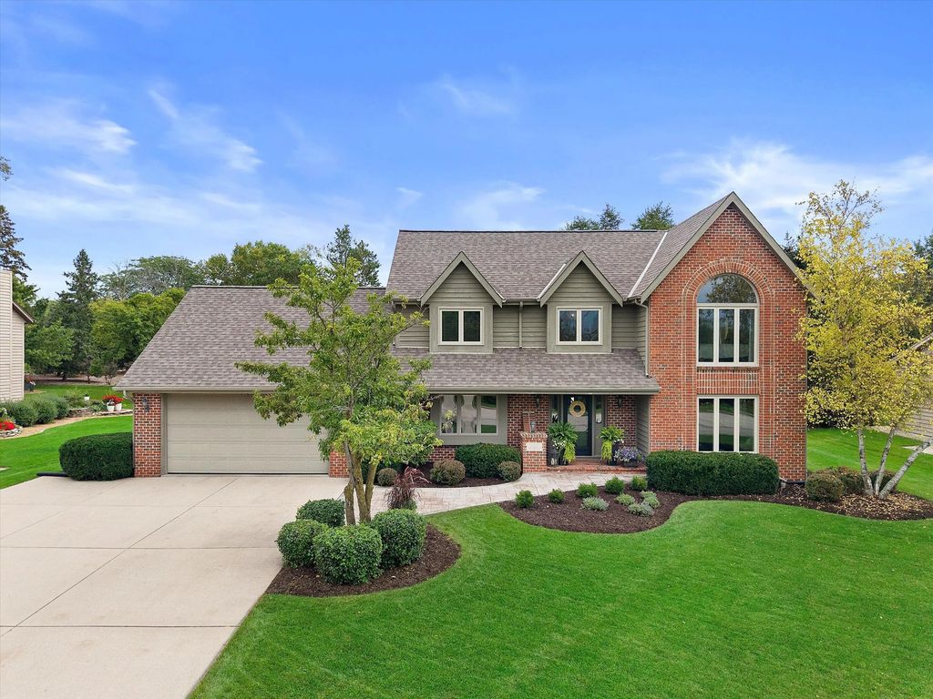 W163n7576 Tamarack Trl, Menomonee Falls
