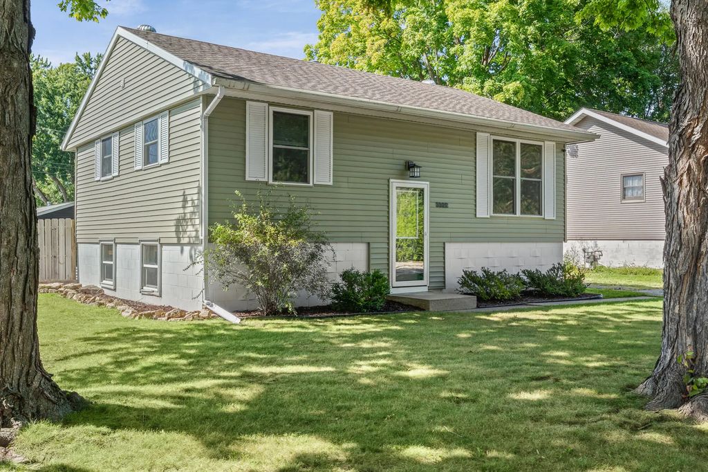 3322 Elm Dr, La Crosse
