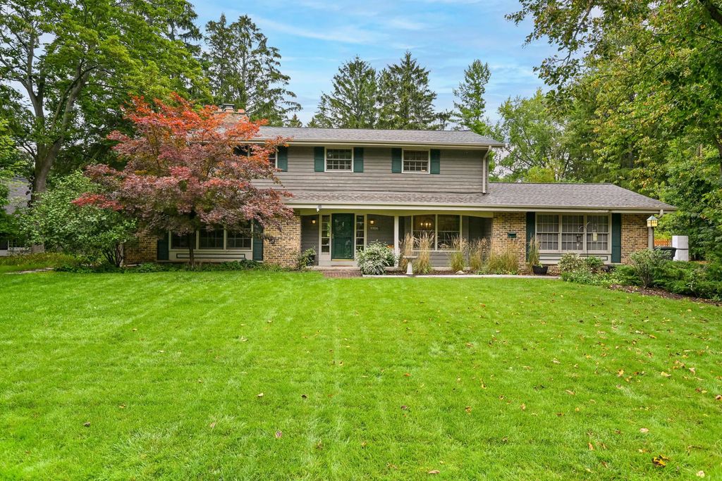 9506 N Wakefield Ct, Bayside
