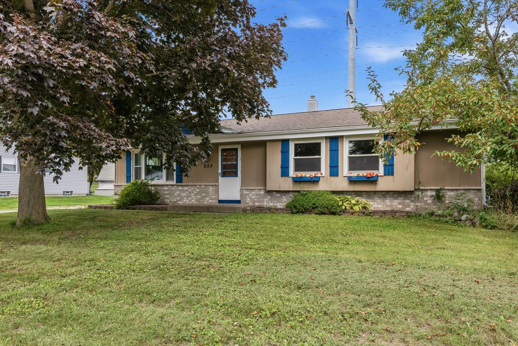 624 W Deer Pass Rd, Saukville