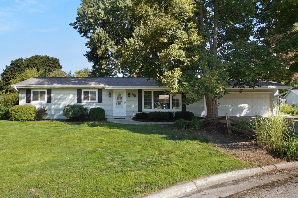 668 Tulip Ct, Oconomowoc