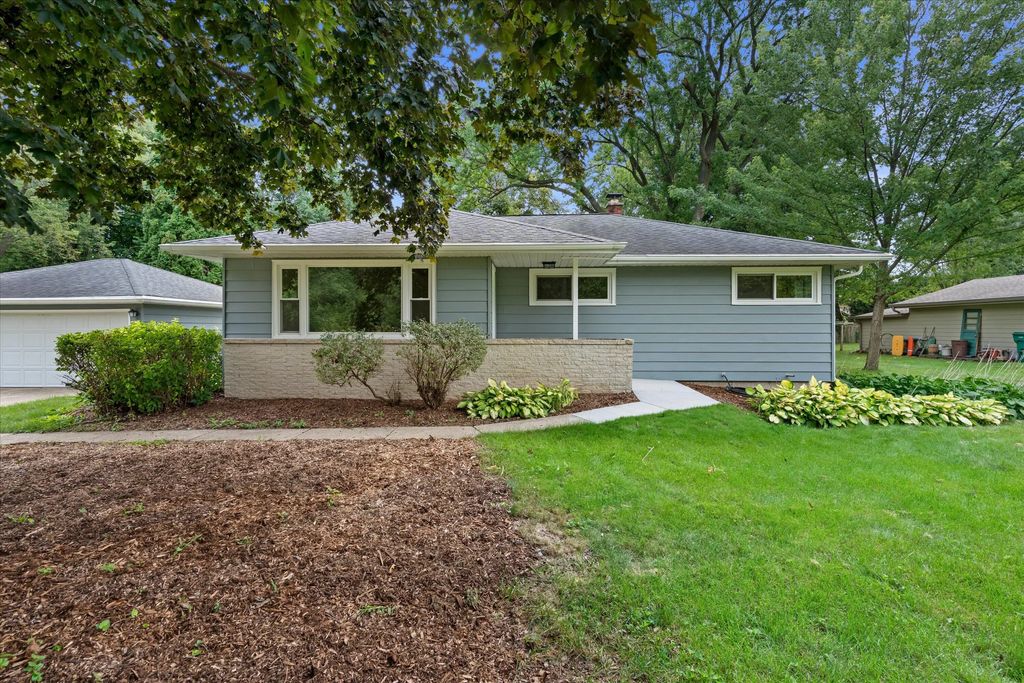 N61w14967 Wigwam Dr, Menomonee Falls