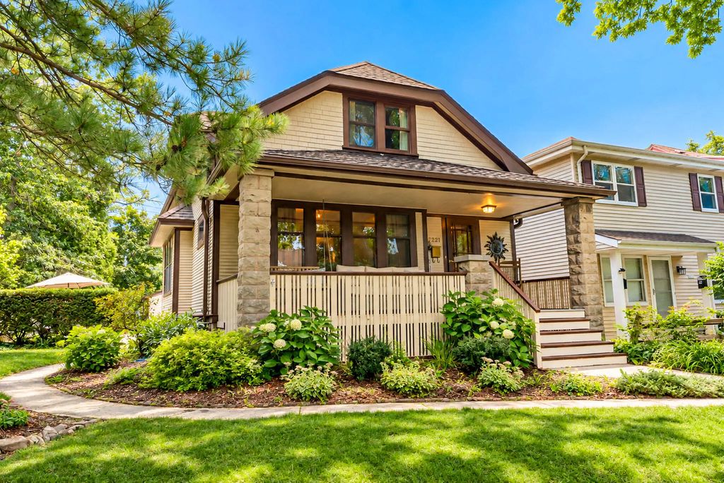 2221 S 79th St, West Allis