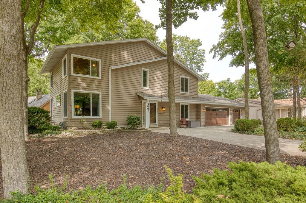 4665 Delphine Dr, New Berlin