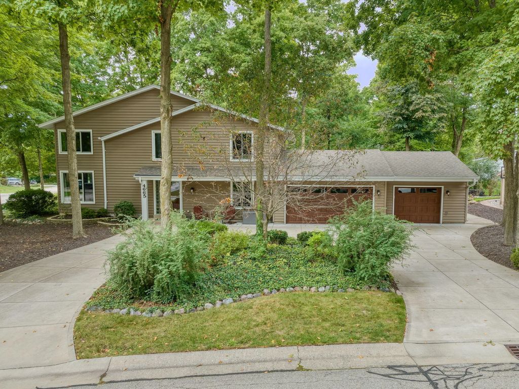 4665 Delphine Dr, New Berlin