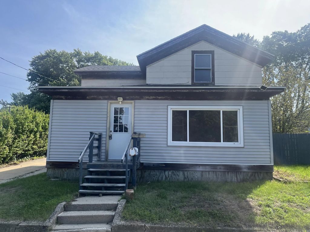 640 N Locust St, Reedsburg