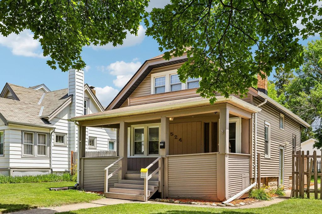 524 S Oak Park Ct, Milwaukee