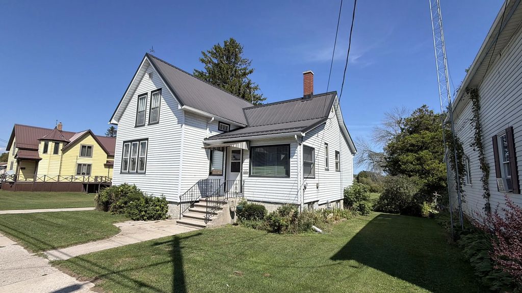 1437 Hawthorne Ave, Two Rivers